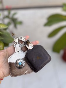 Nouvelle collection de porte-clés en cuir de vachette, forme rectangulaire, design unique, conchos western, décorés de pierres turquoise, utilisation unisexe - Product Image 3