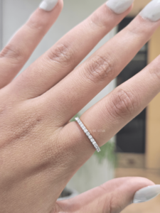 แหวนเพชรเลี้ยงในห้องปฏิบัติการ รับรองโดย IGI ระดับความสะอาด VVS2 ดีไซน์ Eternity Band น้ำหนัก 0.25 กะรัต ทองคำขาว ทรงเพรียวบาง ประดับเพชรแบบ Pave Set สไตล์มินิมอล เหมาะสำหรับงานแต่งงาน สามารถสวมซ้อนกันได้ สำหรับผู้หญิง - Product Image 4