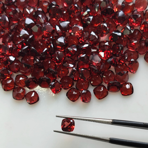 โกเมนสีแดงธรรมชาติ 5 มม. ทรงคุชชั่น คุณภาพดีที่สุด พลอยเม็ดเดี่ยวสำหรับทำเครื่องประดับ - Product Image 1