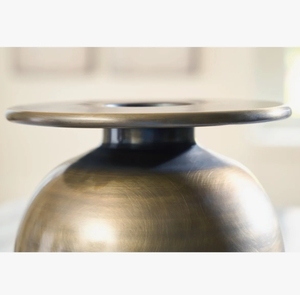 Jarrón Ondulado de Metal Plateado Hecho a Mano y Ecológico - Contenedor Rectangular Moderno con Diseño Acanalado para Mesa, Decoración Interior Contemporánea de Lujo - Product Image 1
