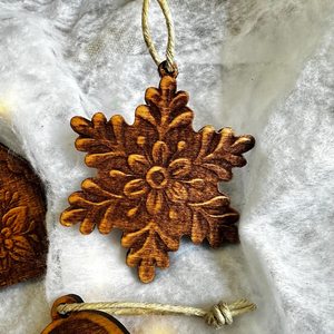 Adornos Navideños de Madera Hechos a Mano, Decoraciones Rústicas para Árbol de Navidad, Colgantes Navideños para el Hogar, Fiestas y Celebraciones - Product Image 3