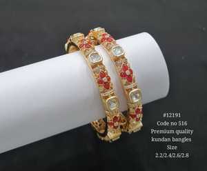 Bracelets Kundan de qualité supérieure 12191, plaqués or, fleurs rouges en époxy, pierres Kundan, bracelets de mariage classiques pour femmes - Product Image 1