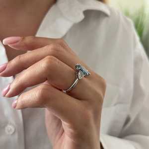 Anillo de tres piedras con moissanita de corte marquesa azul vibrante de 2 quilates para unisex, plata 925 original, regalo de boda o fiesta para ella - Product Image 5