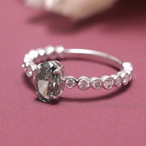 Bague de fiançailles/mariage/anniversaire en or plaqué rhodium 14 carats avec halo de diamants verts de laboratoire de taille ovale certifiés IGI - Product Image 2