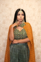 Ensemble indien élégant : haut et bas gharara avec dupatta, coupe ample, longueur ras du sol, tenue ethnique de mariage, imprimé numérique vert et orange