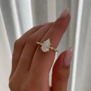 Anillo de Diamantes con Corte Pera Estilo Vintage, Anillo de Novia Delicado con Detalles Marquise, Anillo de Compromiso Dorado, Joyería Nupcial Minimalista - Product Image 1