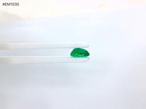 Émeraude zambienne 3A rare, taille coussin facettée, 3,53 ct, pierre libre, clarté impeccable, vert vibrant, idéale pour les créations de bijoux de créateurs - Product Image 5