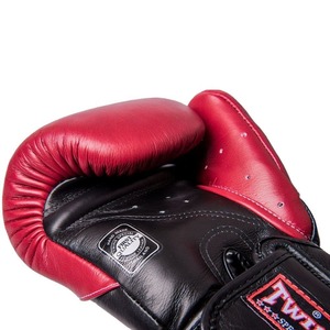 Dernier modèle de gants de boxe Twins à manches longues, couleur rouge et noir, en cuir de vache véritable, pour l'entraînement MMA et Muay Thai. - Product Image 6
