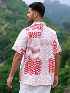 เสื้อเชิ้ตผ้าฝ้ายพิมพ์ลายมือสีแดงสำหรับผู้ชาย ลายพิมพ์ดอกไม้สไตล์ราชสถาน ไจปุรี เสื้อลำลองใส่สบายสำหรับฤดูร้อน แขนสั้น ติดกระดุม - Product Image 2