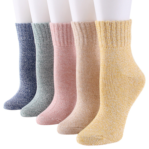 Chaussettes athlétiques décontractées modernes, tissu extensible confortable, conçues pour une utilisation prolongée et les activités quotidiennes - Product Image 1
