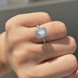 Bague de fiançailles avec halo de diamants de laboratoire taille émeraude de 2 carats, certifiée IGI - Product Image 4