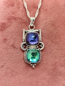Pendentif arc-en-ciel céleste en quartz avec chaîne, collier élégant en pierres précieuses, cadeau de bijoux pour femmes, design unique et étincelant - Product Image 1