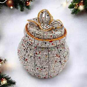 Boîte à bijoux perlée artisanale : Panier de rangement pour bibelots avec couvercle - Product Image 3