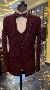 Conjunto de Blazer Bordado Color Borgoña para Hombre con Chaleco y Corbata de Moño – Traje de Diseñador para Bodas y Eventos Formales - Product Image 2