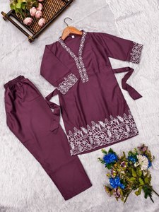 Kurta pantalon droit en crêpe épais pour filles tendance avec broderie florale de designer – Collection festive économique - Product Image 3