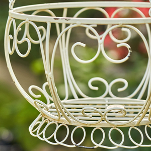 Élégante corbeille à fleurs suspendue en fer blanc avec détails en volutes et suspension par chaîne pour balcon, patio, jardin et extérieur - Product Image 4