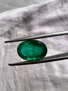 Esmeralda Zambiana Natural de 3.55 Quilates, Corte Ovalado, Piedra Preciosa Verde Intenso para Joyería, Venta al Por Mayor - Product Image 3
