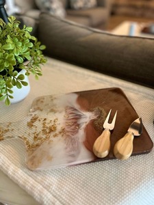 Planche à découper rustique en bois et résine avec grain de bois naturel pour cuisines de style farmhouse, restaurants, cafés et services de traiteur - Product Image 5