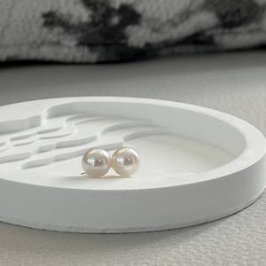 Boucles d'oreilles en argent 925 de haute qualité pour femmes, perles d'eau douce naturelles AK de 5 à 6 mm, rondes et impeccables, design élégant et chic - Product Image 1