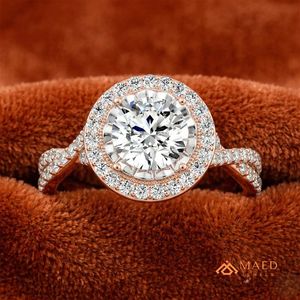 แหวนหมั้นทรงกลมประดับโมอิสซาไนต์ทรงกลมแบบ Halo Prong Setting ชุบทองคำสีกุหลาบ สำหรับผู้หญิง ของขวัญเครื่องประดับเจ้าสาว สไตล์หรูหราแบบอเมริกัน - Product Image 3