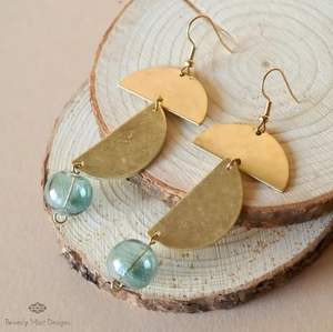 Pendientes de latón finos al por mayor, estilo clásico, diseño martillado, fabricante de la India, la mejor joyería para producto en oferta. - Product Image 1