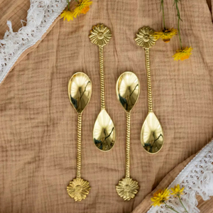 Cuillère à dîner en laiton doré, faite à la main, avec un design embossé et artistique, pour la maison et l'hôtellerie, par Universal Overseas. - Product Image 1