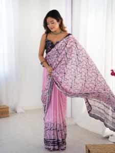 Sari en polyester imprimé numérique rose et noir élégant avec bordure en dentelle miroir pour femme, idéal pour les mariages, coupe classique, longueur ras du sol - Product Image 5