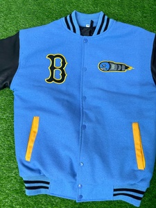Chaqueta Varsity Personalizada con Bordado, Capucha, Mangas de Cuero, Botones, Estilo Letterman de Béisbol - Product Image 3