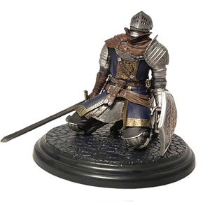Miniature peinte très détaillée d'un chevalier teuton à casque ailé chargeant en avant avec une épée dans un paysage enneigé. - Product Image 3
