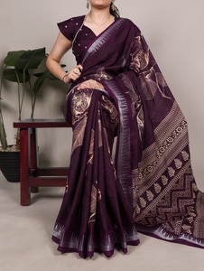 Magnifique sari indien à imprimé floral, texture riche avec des broderies Zari, pour les fêtes et les mariages, tenue élégante pour femmes. - Product Image 6