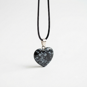 Pendentif Collier Tendance en Obsidienne Flocon de Neige Gravée en Forme de Petit Cœur, Idéal pour la Fête des Mères et Cadeau d'Affaires du Gujarat - Product Image 1