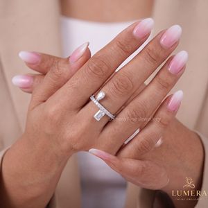 Elegante Anillo de Compromiso de Oro Blanco con Diamante Pera Radiante de Corte Clásico, Banda Abierta y Dos Piedras Pavé para Mujer - Product Image 1