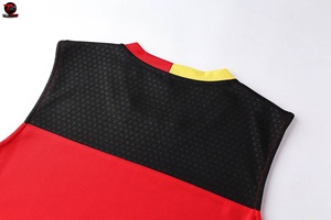 Conjunto Deportivo TriPro Rojo y Negro Unisex para Adultos, Camiseta Deportiva sin Mangas de Poliéster Transpirable y Pantalones Cortos Deportivos para Entrenamiento en Club - Product Image 5