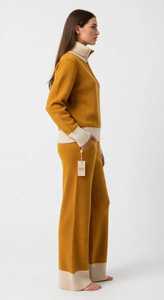 ชุดเสื้อสเวตเตอร์ผ้าวูล/แคชเมียร์สีมัสตาร์ดแบบ 2 in 1 สำหรับผู้หญิง คอเต่า แขนยาว ทรงหลวม สปอร์ต พร้อมกระเป๋าข้าง - Product Image 2