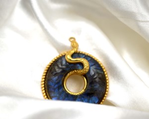 Colgante de Serpiente de Labradorita Tallada de Estilo Bohemio Chapado en Oro de 18K con Piedra Natural para Mujer - Product Image 4