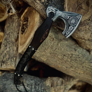 Hache viking gravée sur mesure de qualité industrielle avec manche en bois foncé et lame en acier au carbone pour le camping en plein air, la survie et la présentation - Product Image 1