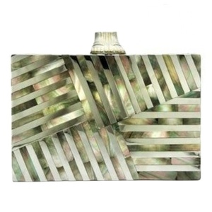 Aaliyan impex กระเป๋าถือคลัทช์หนังสีขาวทำด้วยมือสำหรับผู้หญิงสไตล์แฟชั่นสำหรับผู้หญิงกระเป๋าคลัทช์ฝังโซ่ประดับมุกแท้ของผู้หญิง - Product Image 1