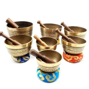 Juego de cuencos tibetanos de latón hechos a mano con mazas de madera y cojines de seda, disponible a precios de mayorista. - Product Image 1