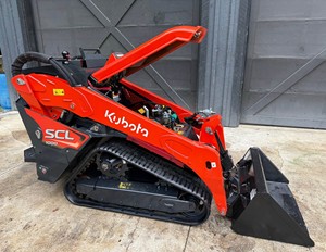 Minicargadora de orugas compacta diésel Kubota SCL 1000 con componentes clave - Product Image 1