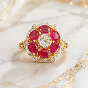 Anillo Floral de Lujo con Rubí Simulado en Oro de 14K y Halo de Circonitas Brillantes, Joyería Premium para Novias y Damas de Honor - Product Image 1