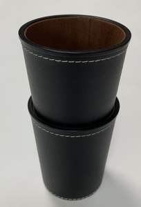 Copa de Dados Clásica Hecha a Mano en Cuero PU Moldeado con Soporte de Terciopelo Negro y Marrón - Product Image 3