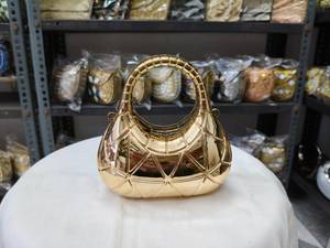 Sac à main en métal orné de strass fait main pour femmes avec chaîne détachable |   Sac à main de soirée |   Sac à main de mariée |   FAIZA CRAFT - Product Image 5