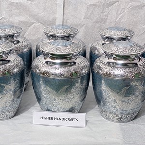 Urne funéraire pour adultes Going Home - Urne funéraire pour cendres humaines avec oiseaux en vol gravés à la main - Urnes commémoratives en métal de qualité supérieure en gros - Product Image 1