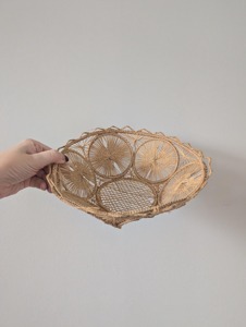 Cesta de pan tejida a mano de diseño, perfecta para servir pan, uso en mesas de restaurante y exhibición decorativa en comidas, procedente de la India. - Product Image 4