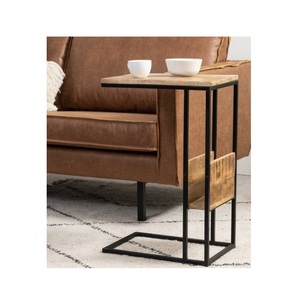 Table d'appoint élégante conçue pour les canapés, fauteuils, lits et espaces de détente, avec une surface pratique pour un usage quotidien - Product Image 1