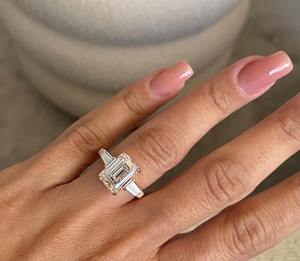 Anillo de Compromiso con Diamante Cultivado en Laboratorio, Corte Esmeralda, 8.75 Quilates, Halo Oculto Pavé, Oro de 18K, Juego de Anillos de Novia, IGI E-VVS2 - Product Image 3