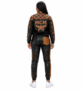 Conjunto Deportivo Ligero de Lujo 2 en 1, Diseño MCM, Estampado Rojo, Tallas Grandes, Unisex, Chaqueta y Pantalones, Talla XL Disponible, Sombrero de Pescador - Product Image 4