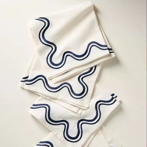 Serviettes en toile de coton bio 100% brodées à la main Bearfit Madline, style européen, écologiques - Product Image 1