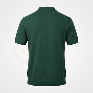 เสื้อโปโลผู้ชายแขนสั้นสีเขียวเข้มแบบถักมีซิป ดีไซน์เรียบง่าย สวมใส่สบาย ทรงปกติ - Product Image 2