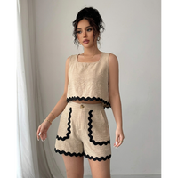Ensemble coordonné pour femme avec haut court texturé sans manches à nouer dans le dos et short taille haute